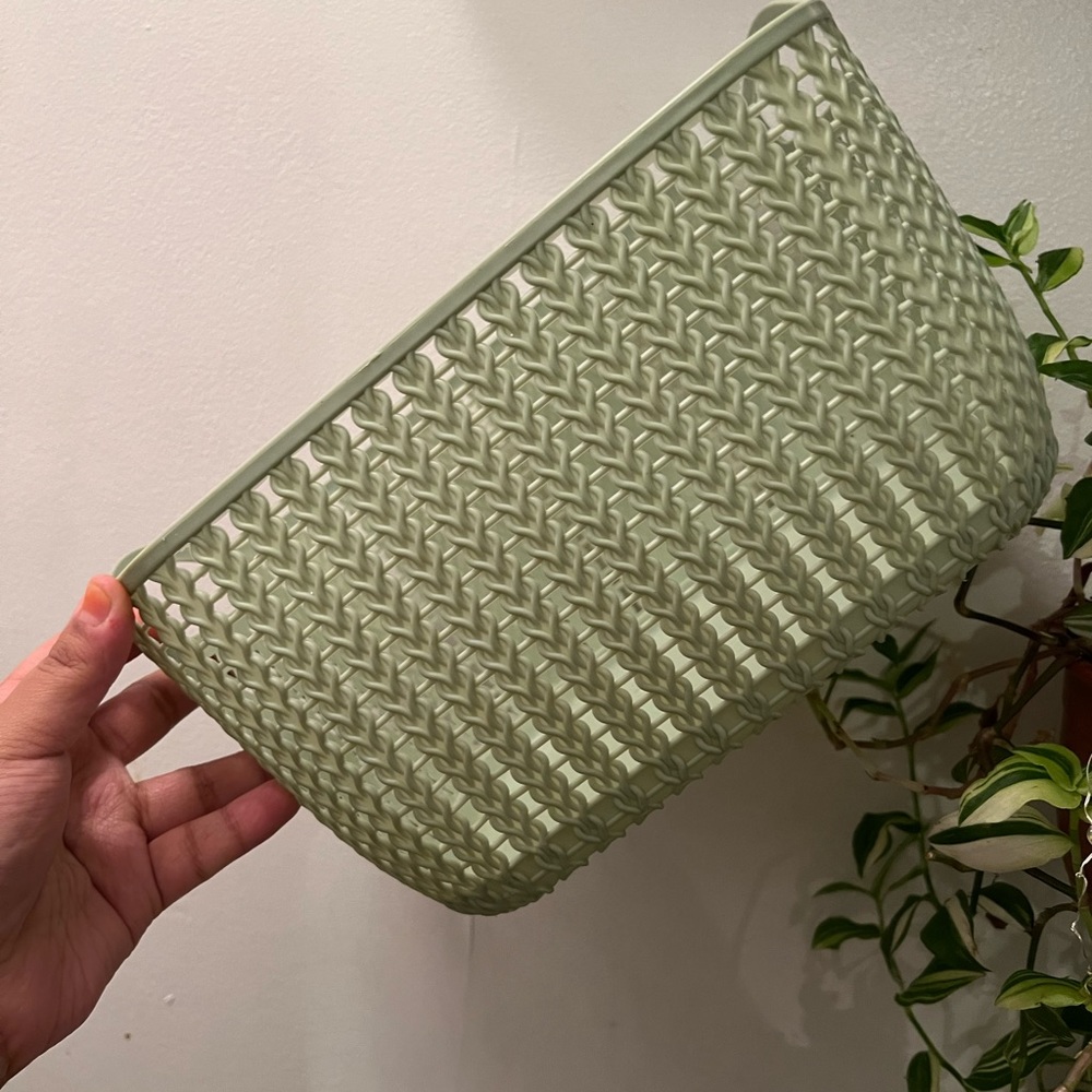Medium storage basket